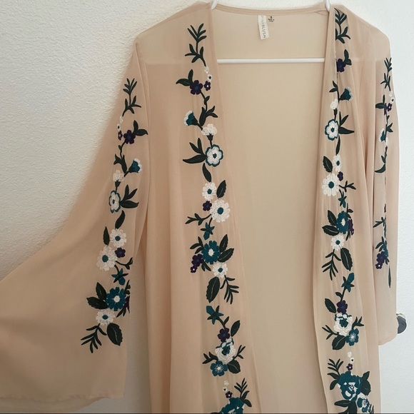 Embroidered floor length kimono - Picture 2 of 11